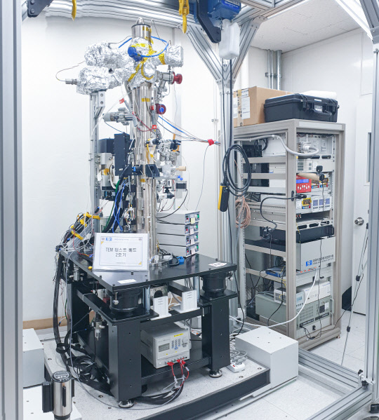 기초지원연이 개발한 '텅스템 필라멘트 투과전자현미경'으로, 생체 바이오 시료 등 연성 소재를 분석할 수 있다.  기초지원연 제공